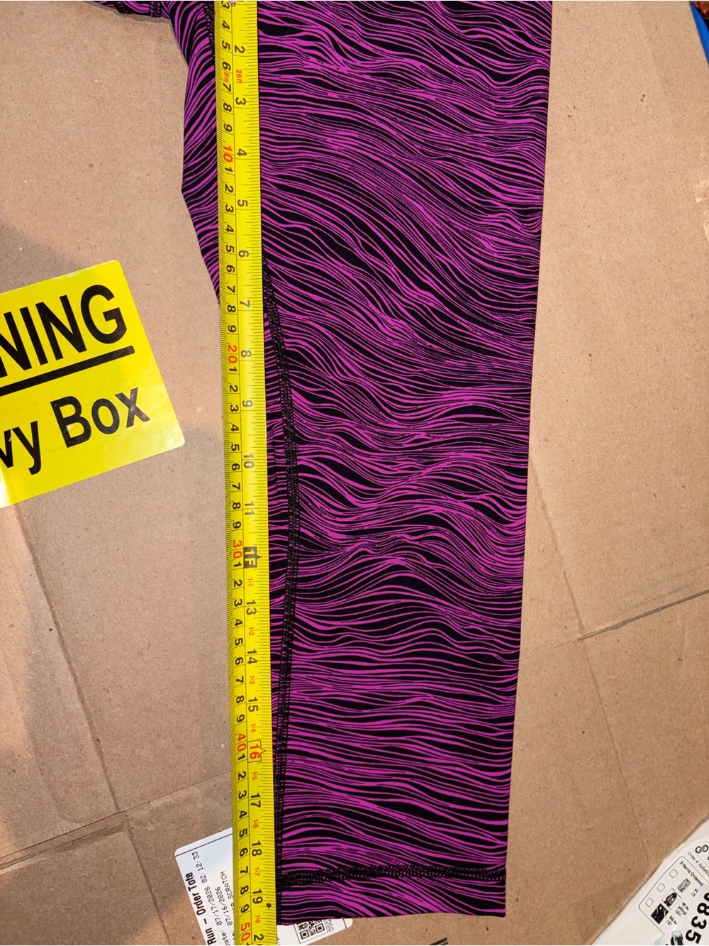 Lululemon Pink Black Wavy Print Crop Leggings Capris Size 8 💕🖤 - Picture 7 of 7
